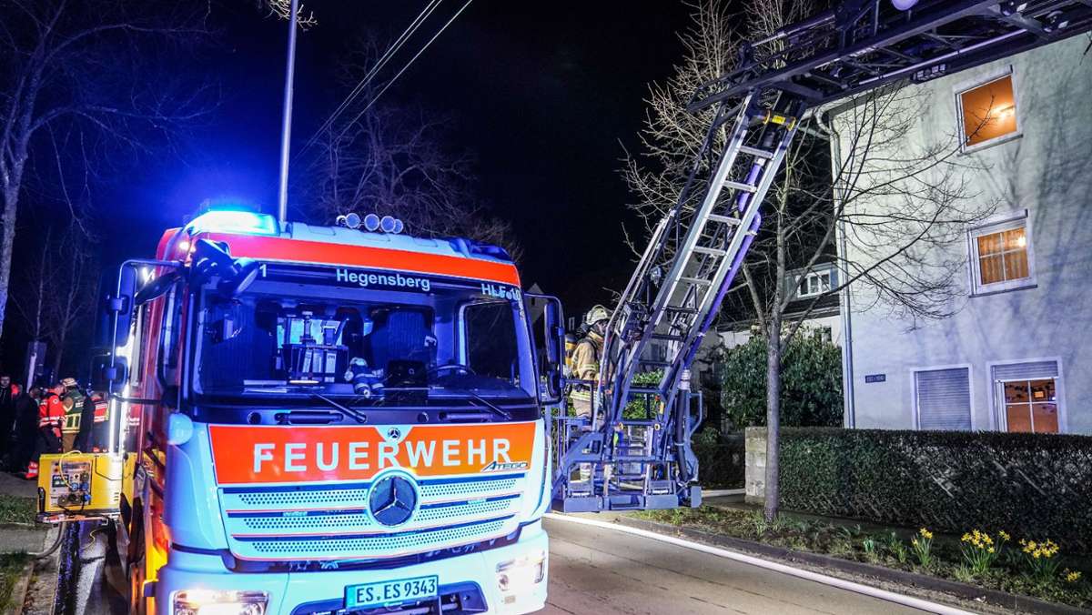 Kellerbrand in Esslingen: Feuerwehr holt Familie mit Leiter aus verrauchtem Haus