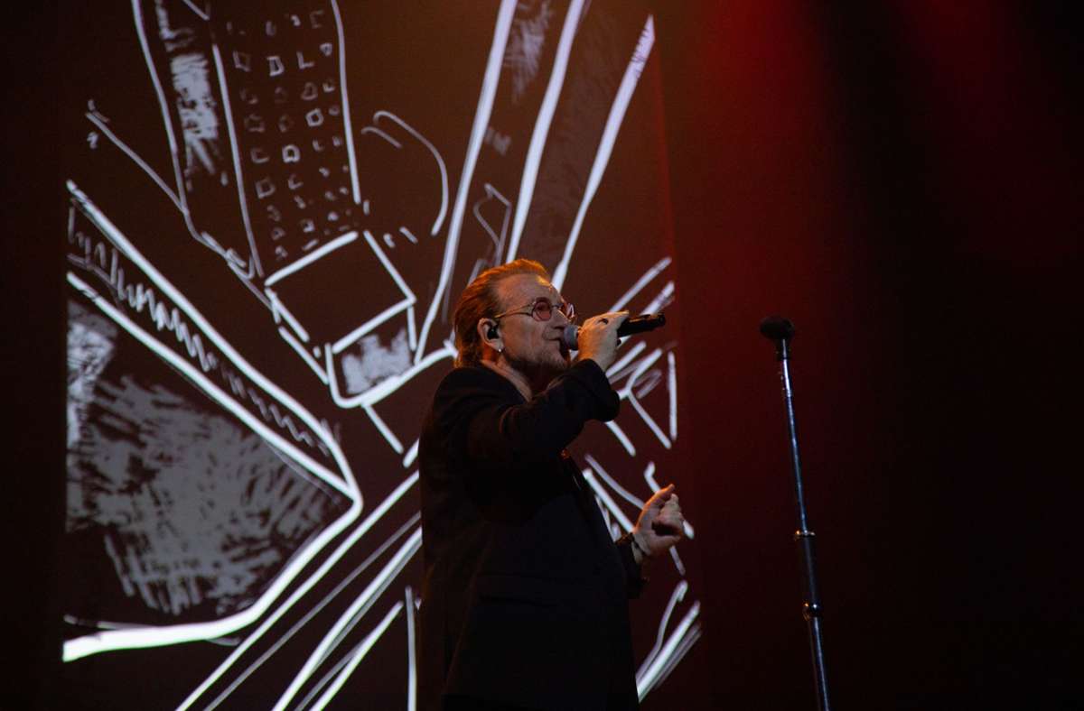 Bono beim Auftritt in Glasgow