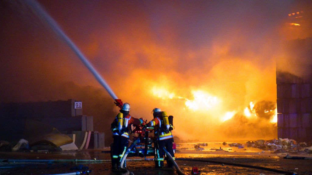 Remseck im Kreis Ludwigsburg: Großbrand in einer Recyclingfirma