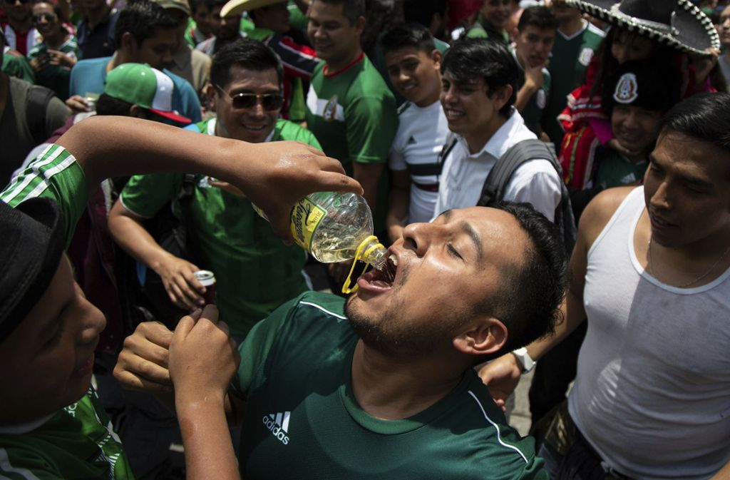 Die Fans feiern den 1:0-Sieg gegen Deutschland in Mexiko-Stadt in vollen Zügen.