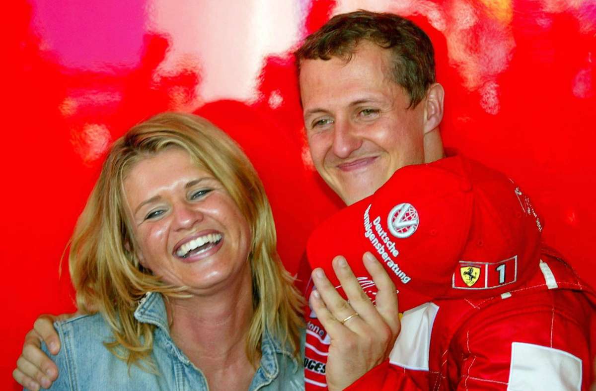Michael Schumacher war das Gegenteil. Die Welt kannte den Rennfahrer und den Fußballfan, dann hörte es schon auf. Kaum auf glamourösen Galas, keine Skandale – der Kerpener fand außerhalb der Rennen kaum statt. Selbst zur Verleihung des Titels „Sportler des Jahres“ ließ er sich nur zuschalten. Schumacher hatte auch ein großes Herz: Er spendete 2002 eine Million Euro für die Opfer des Oder-Hochwassers und 2004 sogar zehn Millionen Euro für die Opfer des Tsunamis im Indischen Ozean.