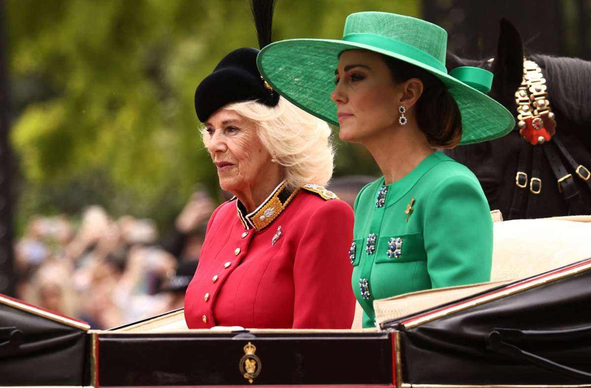 Königin Camilla trug ein rotes Uniformkleid, Prinzessin Kate ein knallgrünes Ensemble.