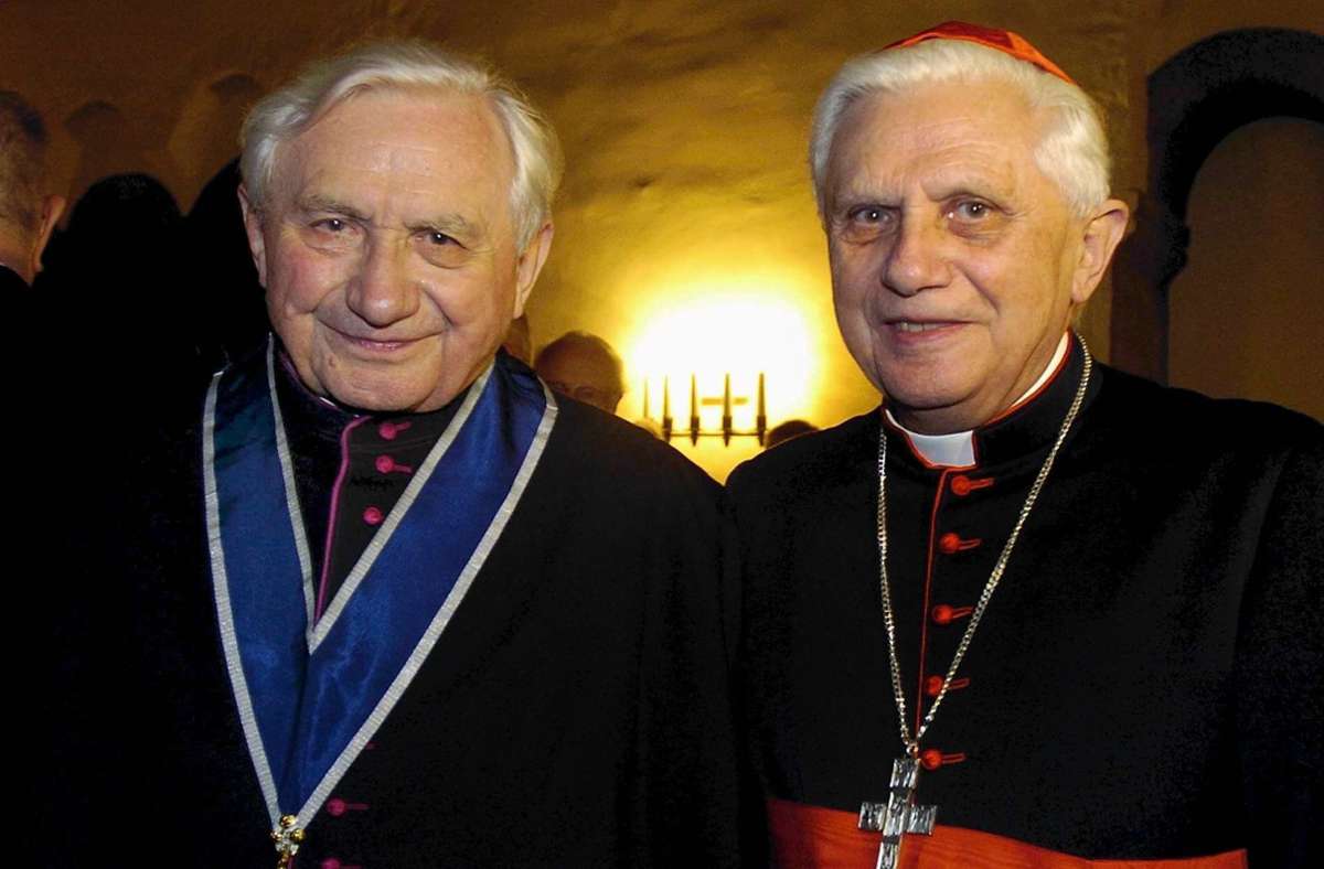 Der frühere Regensburger Domkapellmeister Georg Ratzinger (l.) steht im Januar 2004 zu seinem 80. Geburtstag in Regensburg neben seinem Bruder, Kardinal Joseph Ratzinger, dem späteren Papst Benedikt XVI. Beide waren damals bereits seit 65 Jahren katholische Priester.