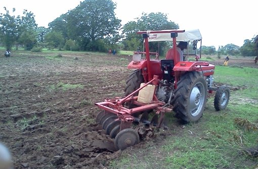 Ein gespendeter Traktor erleichtert die Feldarbeit Foto: z