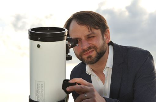 Andreas Anton an seinem privaten Teleskop Foto: Ralf Pfründer//Ralf Pfründer