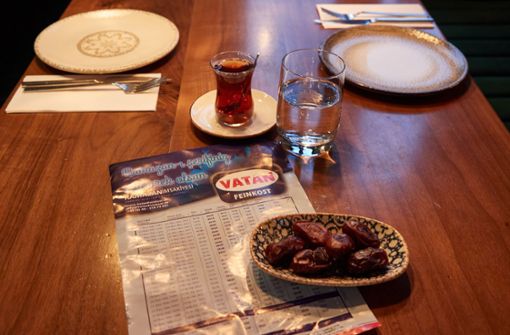 Datteln sind das traditionelle Lebensmittel zum Fastenbrechen am Abend, dem Iftar. Foto: dpa/Georg Wendt
