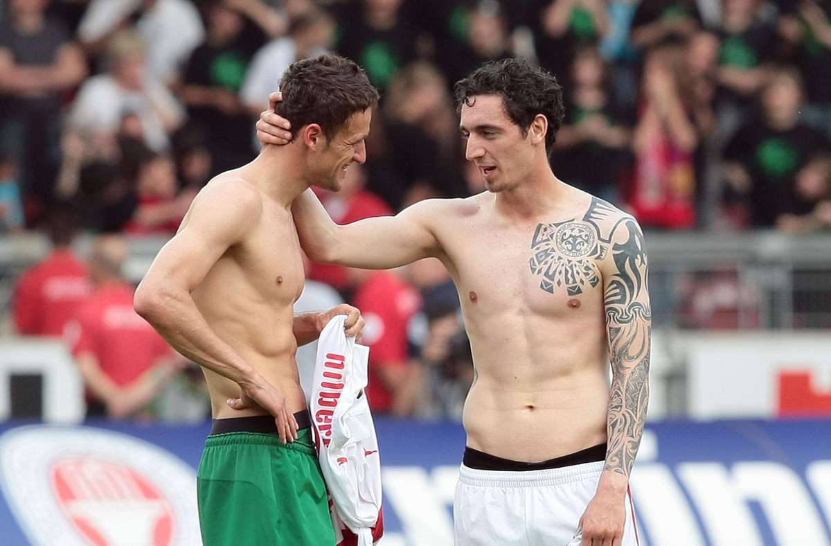 Frühlingsgefühle: Stuttgarts Roberto Hilbert (rechts) tröstet Christian Gentner, der im Mai 2009 für den VfL Wolfsburg spielte.
