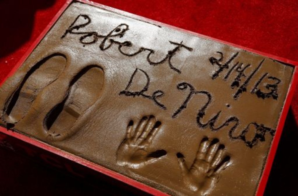 2013 werden Robert de Niros Unterschrift, Hand- und Fußabdrücke vor dem Chinese Theater in Hollywood in Zement verewigt.