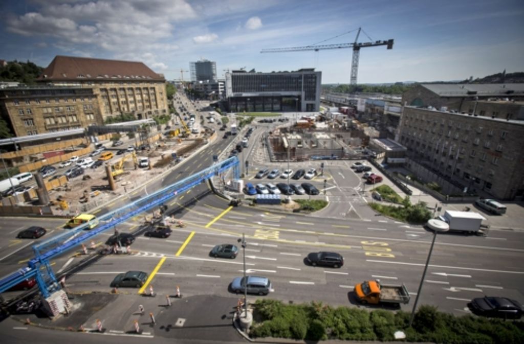 Am Sonntagmorgen geht es los mit der Fahrbahnverlegung. In der folgenden Bilderstrecke sehen Sie Fotos von den Bauarbeiten am Arnulf-Klett-Platz im Mai. Foto: Achim Zweygarth