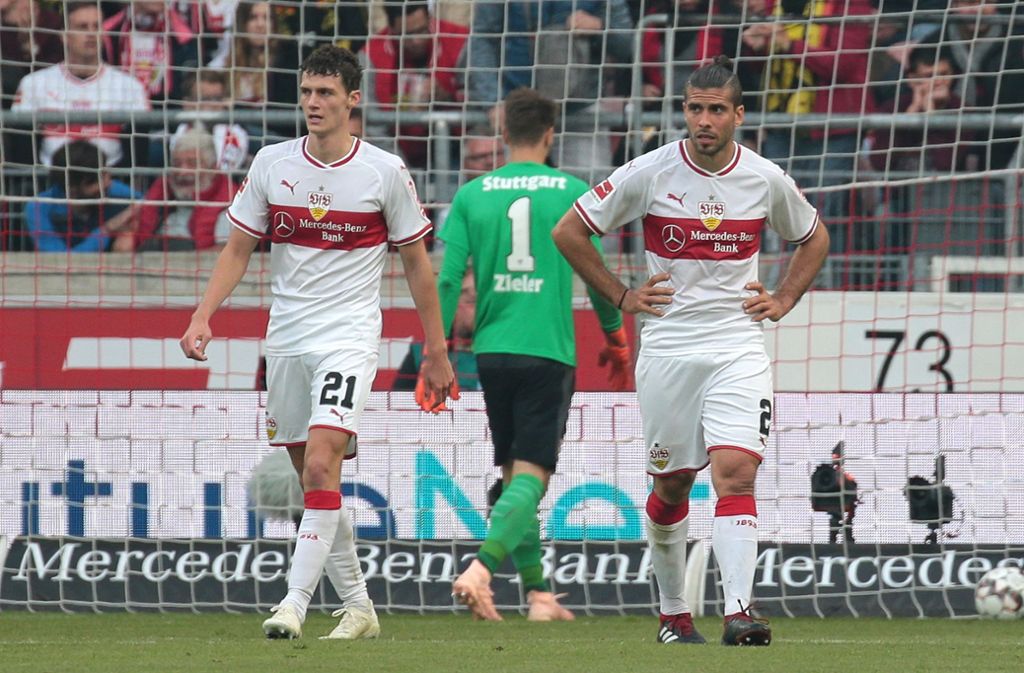 Vom Erfolg der vergangenen Saison ist der VfB in dieser Runde weit entfernt: Beim Debüt des neuen Chefcoachs Markus Weinzierl im Oktober 2018 ließ der BVB den Stuttgartern keine Chance und siegte am Ende souverän mit 4:0. Schon vor der Halbzeitpause sorgten die Dortmunder durch große Effizienz und individuelle Klasse für einen 3:0-Vorsprung. Die BVB-Offensive um Jadon Sancho (3.), Marco Reus (23.), Paco Alcacer (25.) und Maximilian Philipp (85.) bekam die Stuttgarter Hintermannschaft einfach nicht in den Griff.