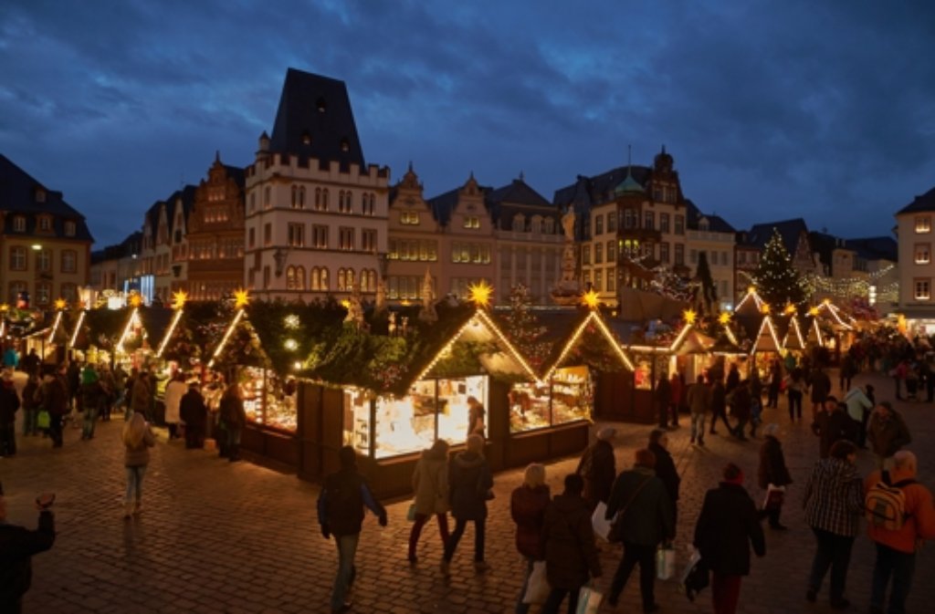 Der Weihnachtsmarkt auf dem Hauptmarkt in Trier (Rheinland-Pfalz).