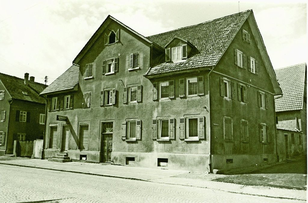 1963 sah das einst herrschaftliche Wohnhaus Jakob Briems nicht mehr attraktiv aus.  Aktuell wird die Fassade des Hauses erneuert. Foto: Stadtarchiv Filderstadt