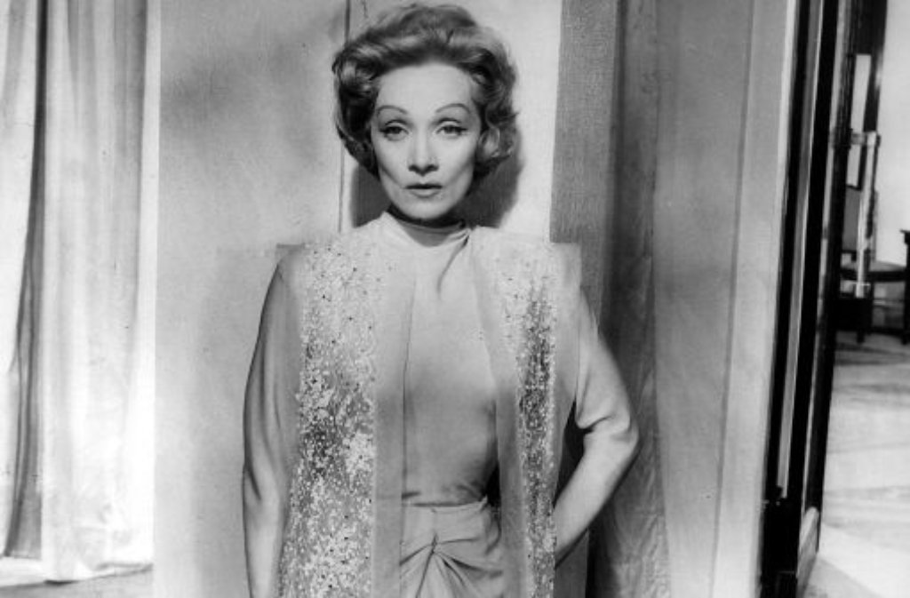 So scheu sie ist - die Nachricht von ihrem Tode möchte Marlene Dietrich 1991 nicht auf sich sitzen lassen. Sie ruft in der Redaktion des "Spiegel" an und dementiert die Meldung eines Boulevardblatts, sie habe das Zeitliche gesegnet. Tatsächliches Todesdatum: 6. Mai 1992