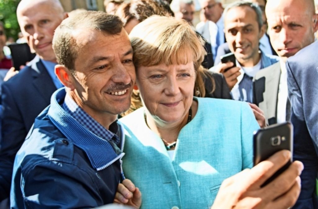 Selfie mit Merkel – die Kanzlerin öffnet am 4. September die Grenzen für Flüchtlinge und Zehntausende kommen. Die zweite Jahreshälfte in Bildern zeigt die folgende Fotostrecke.