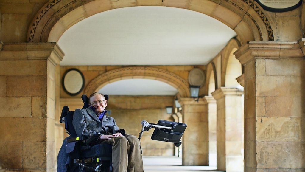  Stephen Hawking selbst hat sich einmal den „Archetypus eines behinderten Genies“ genannt. Mit seinen Theorien über die Geheimnisse des Weltalls fesselte er Forscher und Laien zugleich – bis zu seinem Tod im Alter von 76 Jahren. 