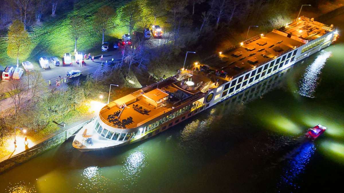 Ein bulgarisches Kreuzfahrtschiff ist in der Nacht in Aschach an der Donau (Bezirk Eferding) im Schleusenbereich plötzlich manövrierunfähig gewesen und gegen eine Betonmauer geprallt. Bei dem Unfall wurden elf Passagiere leicht verletzt.