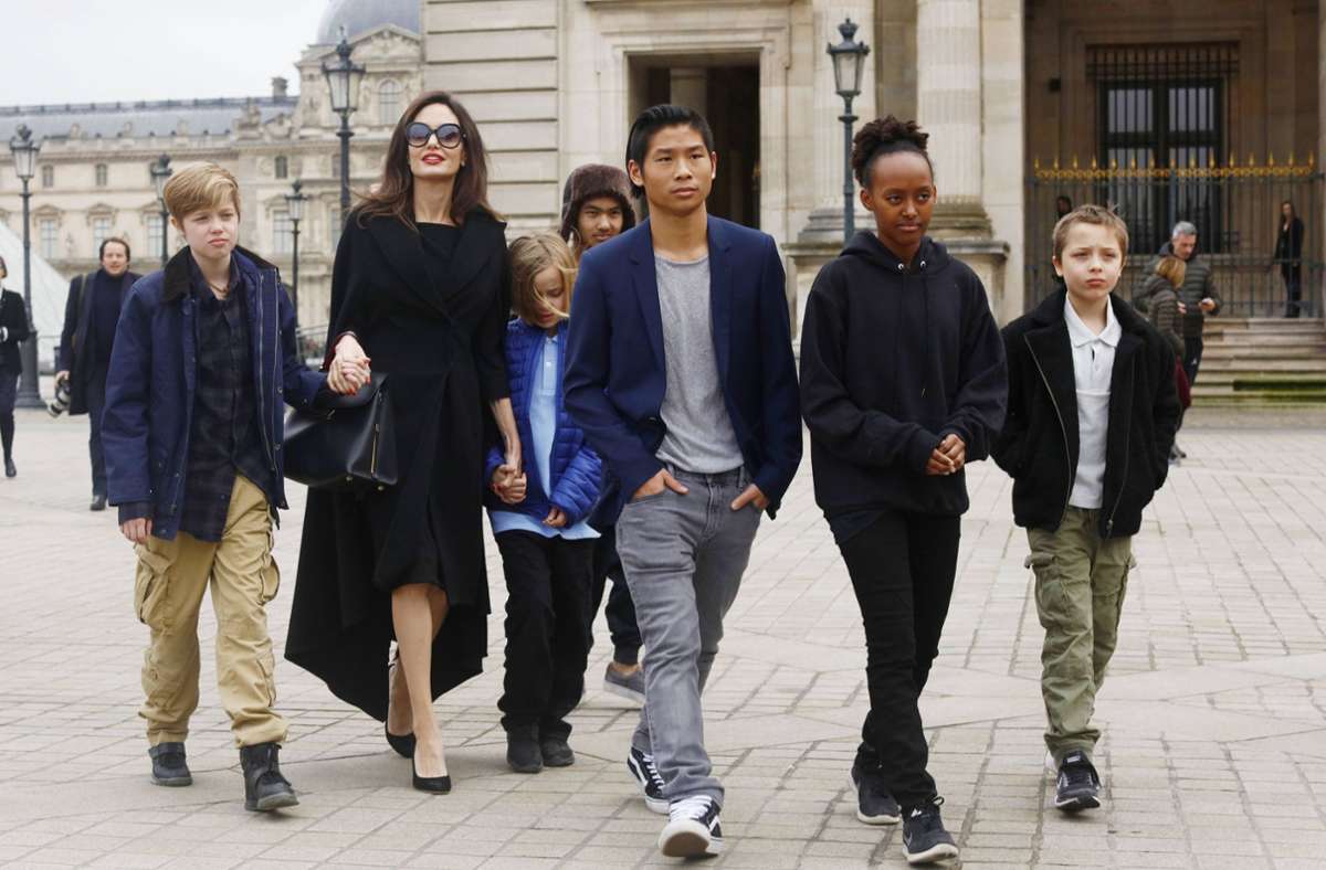 Full House: Angelina Jolie mit ihren sechs Kindern (von links) Shiloh, Vivienne, Pax (ganz hinten), Maddox, Zahara und Knox.