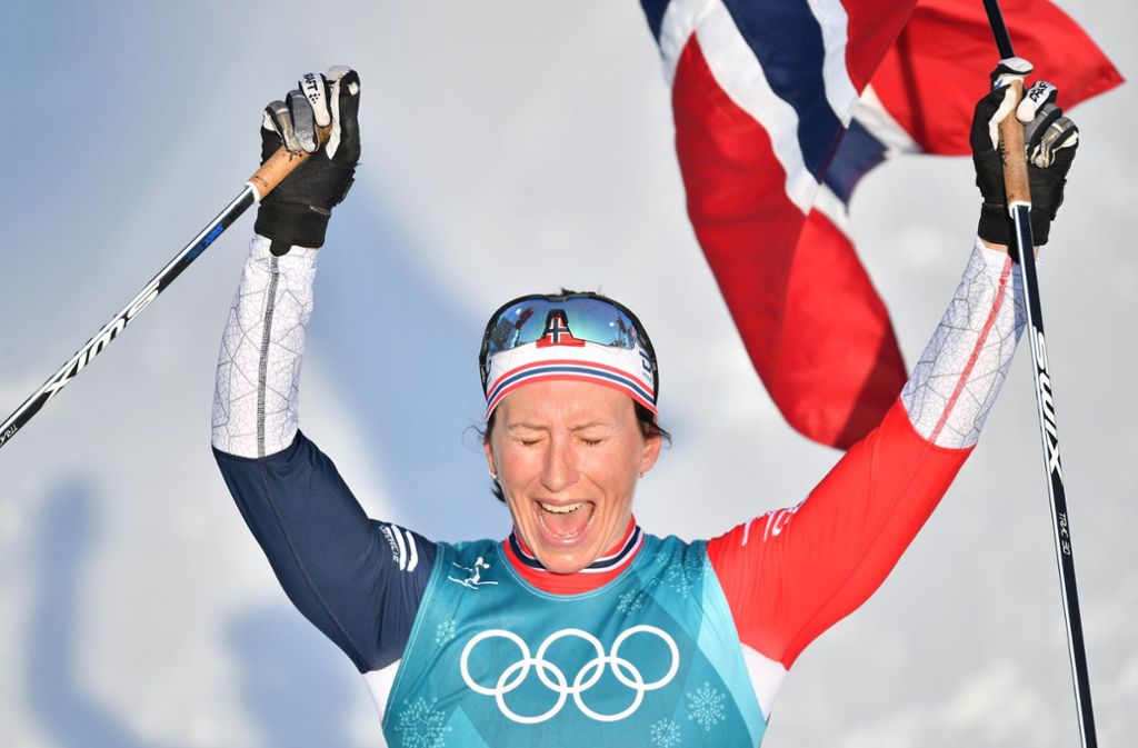 Die Königin hat abgedankt. Die 38-jährige Norwegerin Marit Björgen, mit 15 olympischen Medaillen (darunter acht goldenen) und 26 Podestplätzen bei Weltmeisterschaften (darunter 18 Titeln) die erfolgreichste Langläuferin der Geschichte, stellte nach dem Ende der vergangenen Saison ihre Wettkampfski in die Ecke. Der WM in Seefeld fehlt damit die prägende Figur dieses Jahrtausends, traurig darüber sind allerdings nicht alle – vor allem nicht jene Athletinnen, die nun eine gute Chance sehen, selbst ins Rampenlicht zu treten.