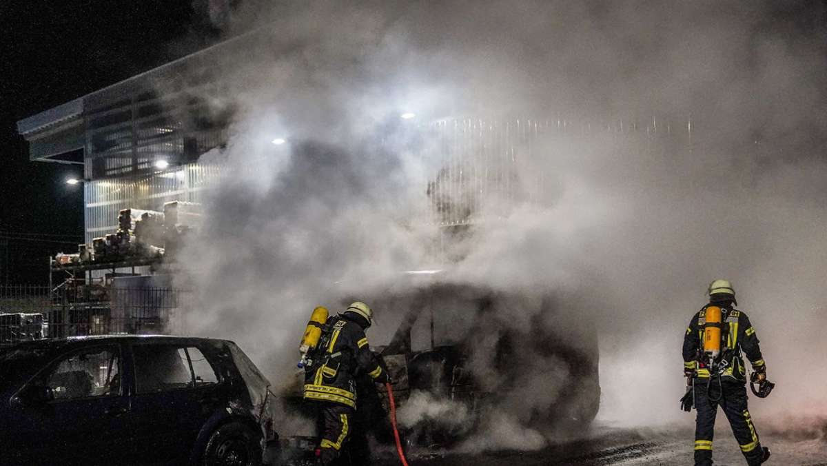Hoher Schaden bei Brand in Schorndorf: Unbekannte zünden Fahrzeug an