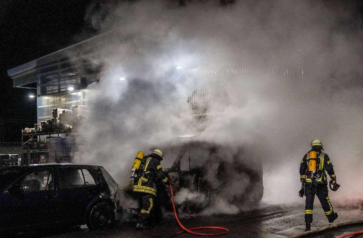 Die Feuerwehr kann ein weiteres Übergreifen der Flammen verhindern, aber zwei Fahrzeuge brennen völlig aus.