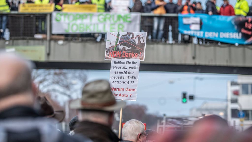  Am Neckartor in Stuttgart versammeln sich mehr als 700 Teilnehmer, um gegen ein Diesel-Fahrverbot in Stuttgart zu demonstrieren. Doch der Veranstalter muss darum kämpfen, dass seine Pro-Diesel-Demos nicht von der Politik vereinnahmt werden. 