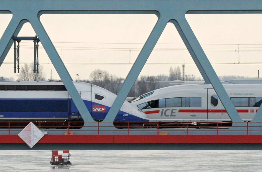 Ein französischer TGV und ein deutscher ICE auf der Rheinbrücke bei Kehl. Foto: dpa