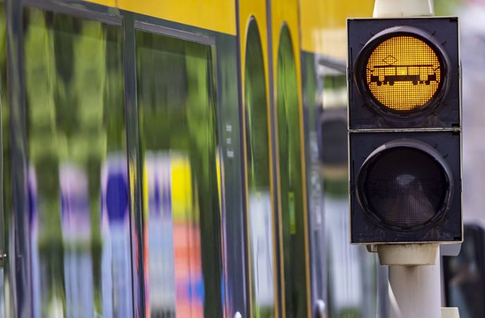 Stadtbahn in Stuttgart unterbrochen: BMW-Fahrer fährt sich nach Unfall in Gleisbereich fest