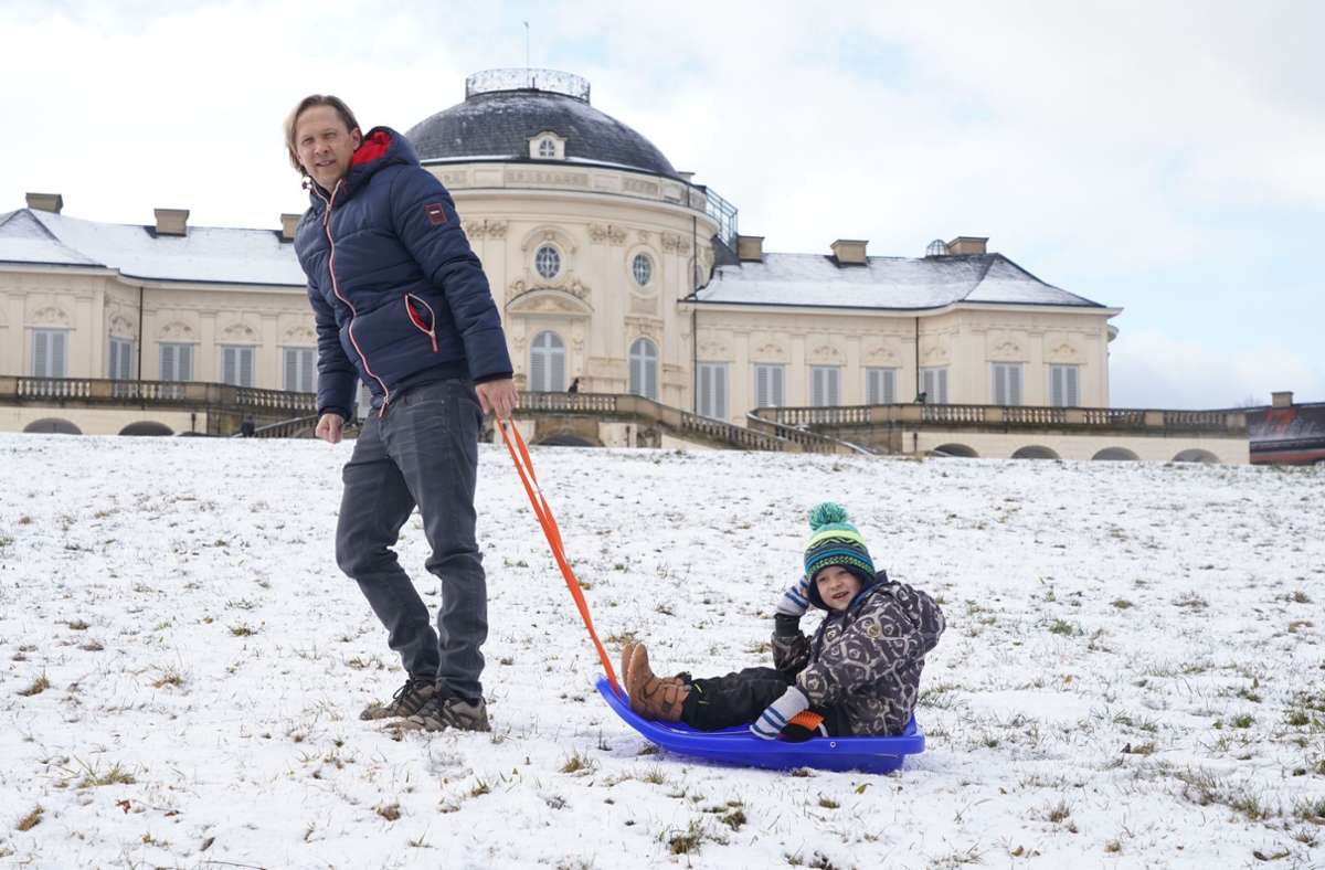 Andreas Siegler (45) und Sohn Pepe (5) freuen sich über den Schnee.