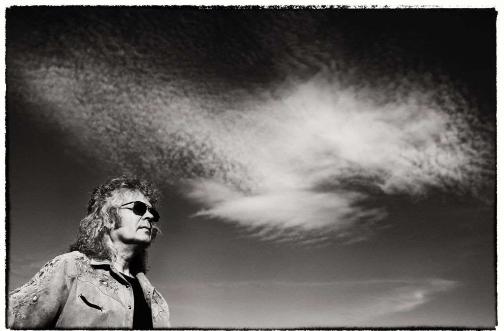 Den Bluesrocker Calo Rapallo, den manche den „Remstal-Hendrix“ nennen, erwischte der Fotograf vor einer Wolke – sie scheint die Lockenpracht des Gitarristen nachzuahmen.