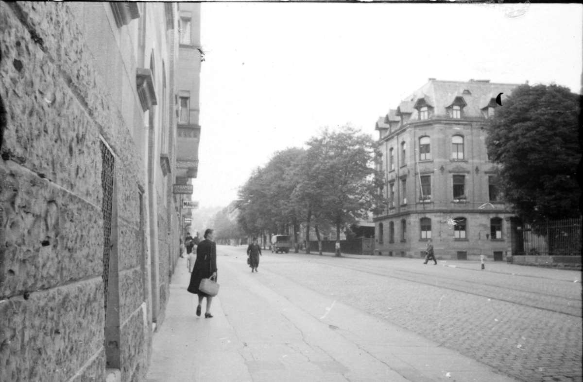 Rechts auf Höhe der Stelle, wo der Fotograf steht, befindet sich 1942 noch eine Kaserne – sie ist nicht abgebildet. Stattdessen blicken wir Richtung Gutenbergstraße.