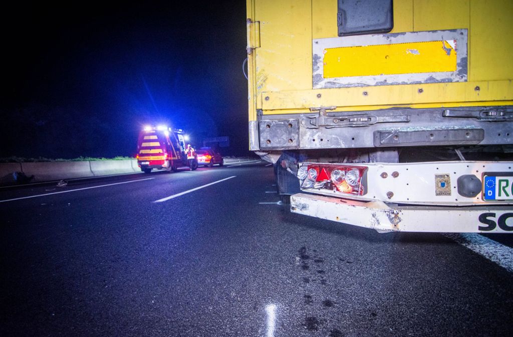 Ein 27-Jähriger fuhr am Sonntagabend mit seinem Auto bislang ungeklärter Ursache in einen Sattelzug auf der A8 auf.