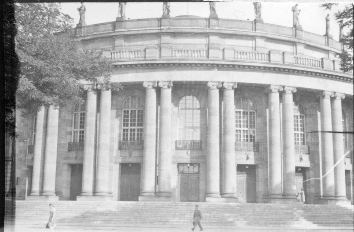 Das Opernhaus existiert bis heute – hier eine Aufnahme aus 1942. Damals lief der Spielbetrieb in beiden Häusern weiter.