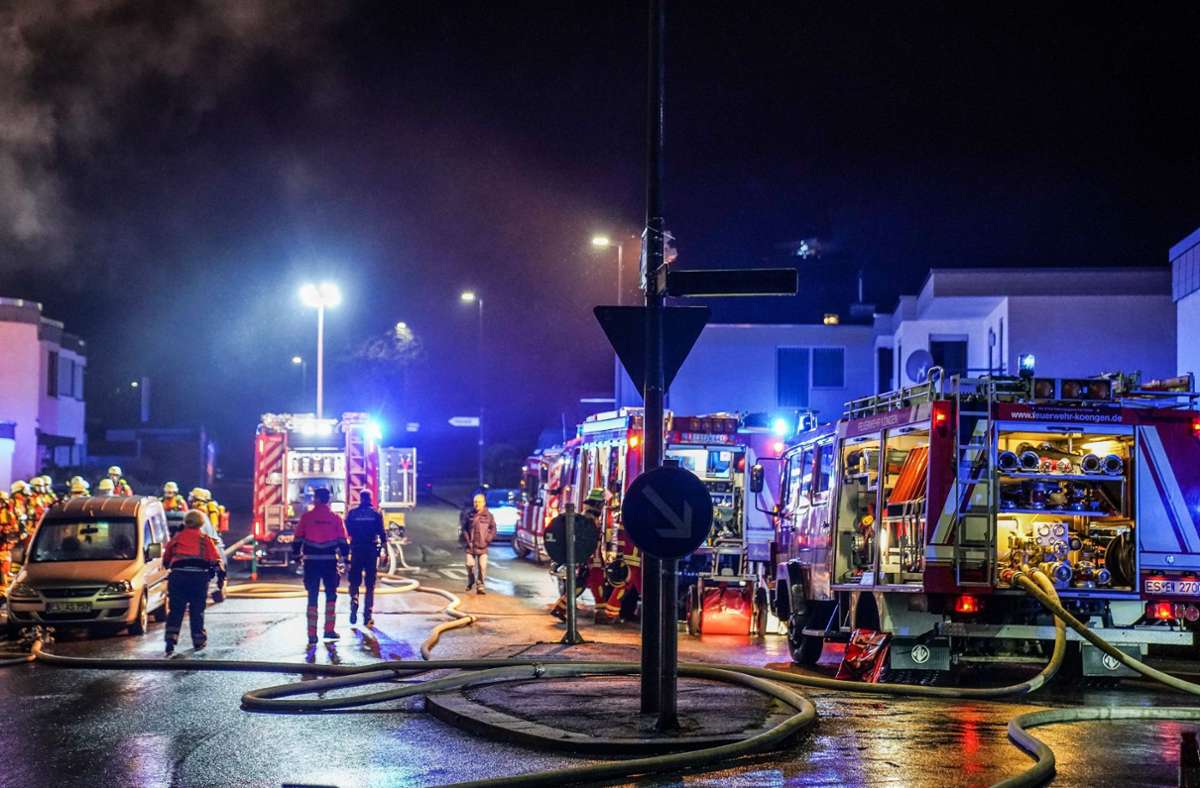 Bei einem Brand am Sonntagabend in Köngen wurde ein 33-jähriger lebensgefährlich verletzt.