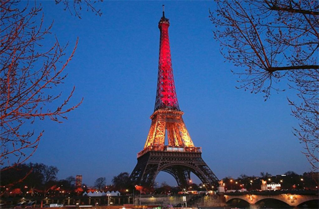 Auch der Eiffelturm strahlt in den belgischen Nationalfarben.