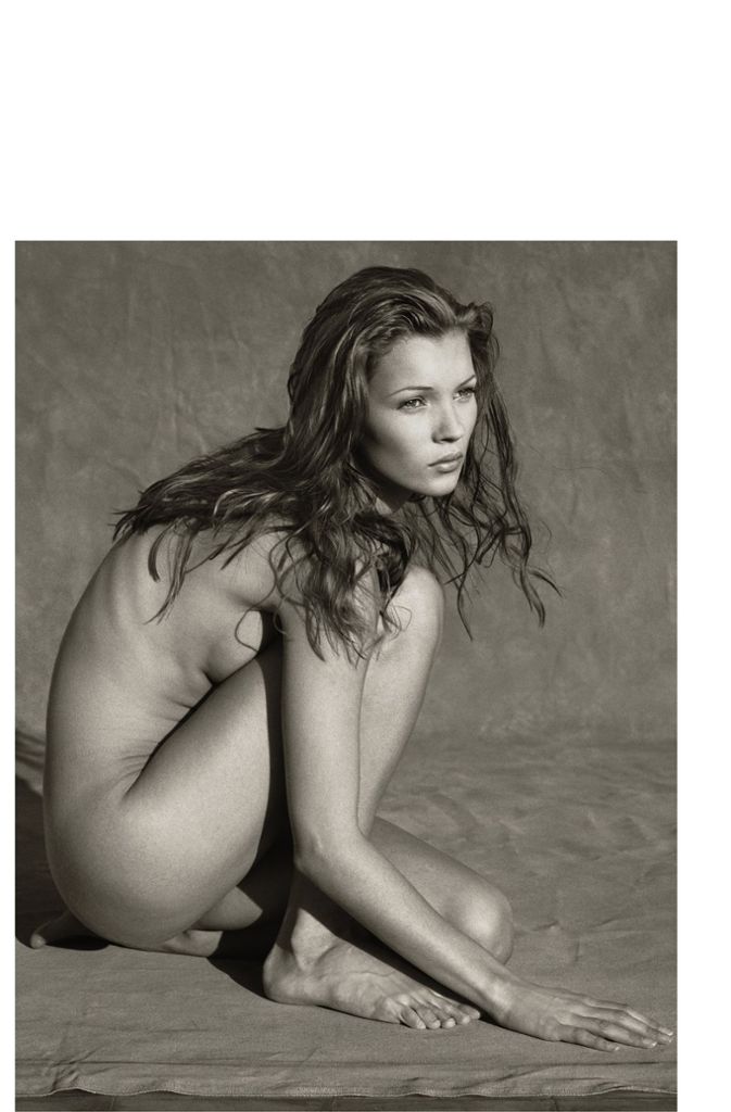 Bei der Schau „Ist das Mode oder kann das weg!?“ anlässlich 40 Jahre Vogue Deutschland in der Münchner Villa Stuck sind auch Fotografien berühmter Models zu sehen. Etwa Kate Moss im Jahr 1993. . .