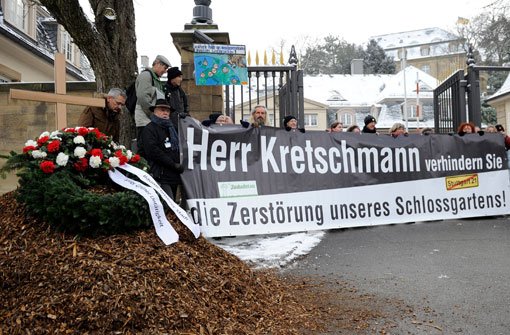 Die Parkschützer protestieren vor der Villa Reitzenstein. Foto: dapd