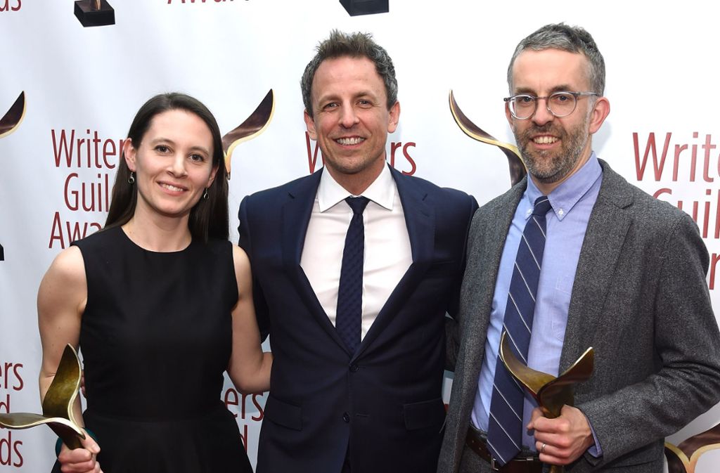 Filmregisseurin Sarah Burns, Seth Meyers, ehemaliger Head-Writer von Saturday Night Live, und David McMahon (v.l.n.r.) Sarah Burns und David McMahon erhalten einen Preis für ihren Dokumentarfilm „Jackie Robinson, Part One”.