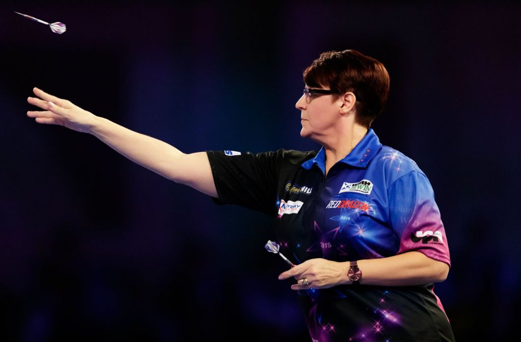 Erstmals spielten bei einer Darts-WM zwei Frauen mit – hier ist die Britin Lisa Ashton in Aktion zu sehen.