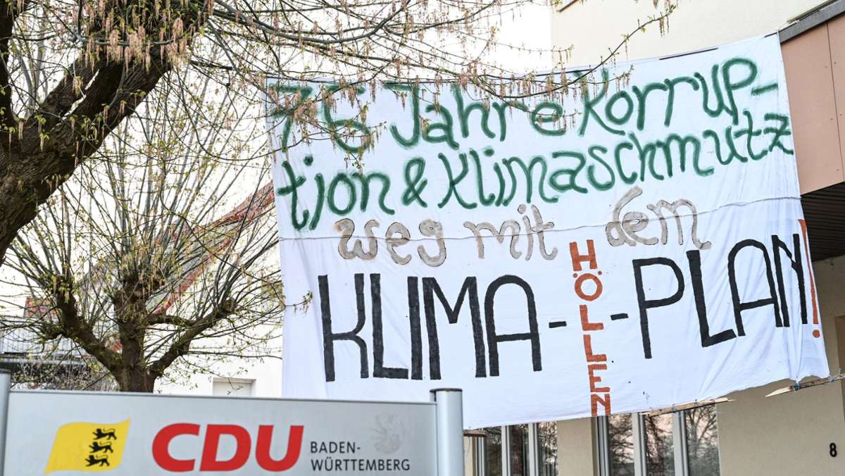 Ravensburg: Klimaaktivisten bringen Banner an CDU-Gebäude an