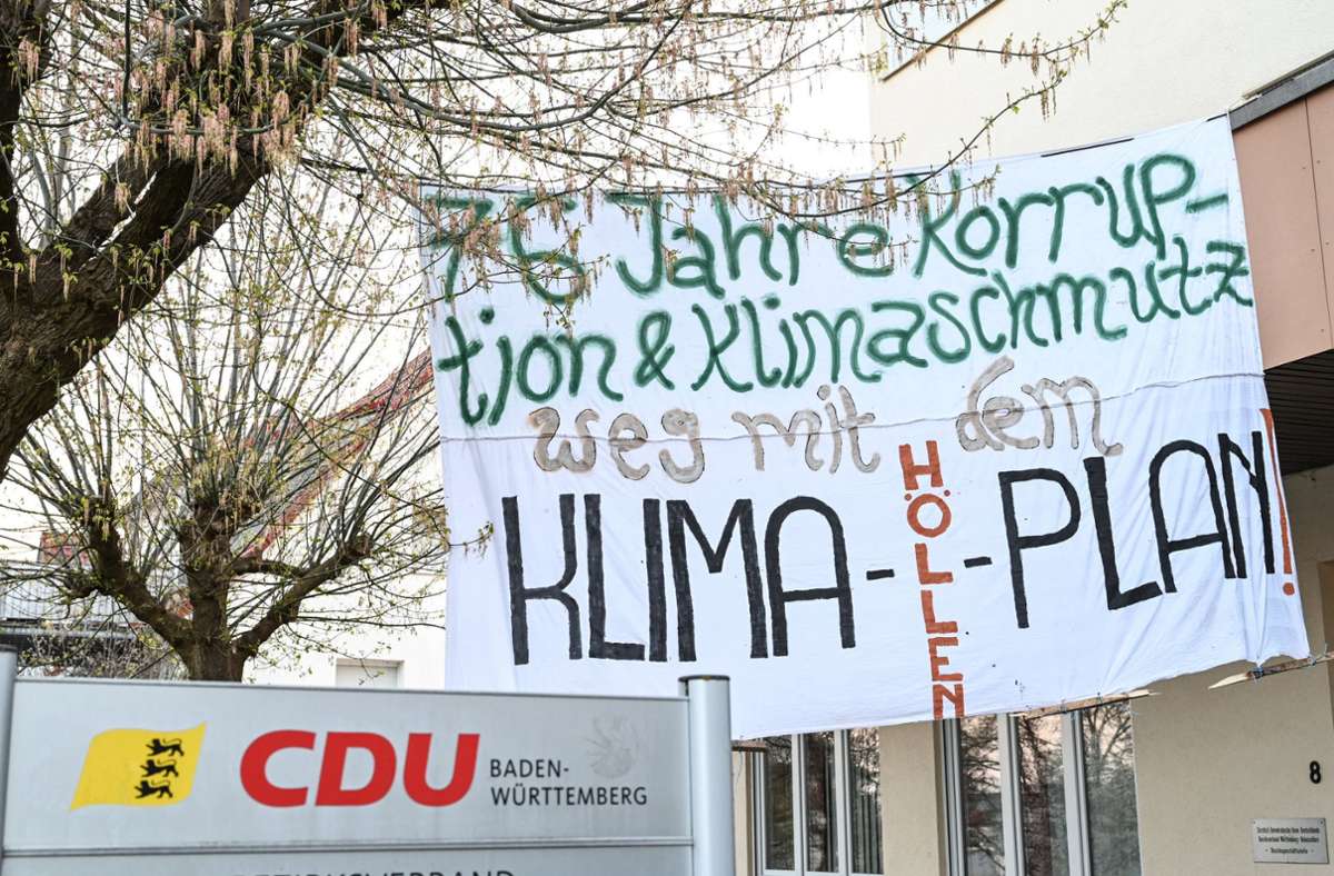 Das Banner mit der Aufschrift „76 Jahre Korruption & Klimaschmutz - Weg mit dem Klima-Höllen-Plan!“ hängt vor dem Gebäude des CDU-Kreisverbands. Foto: dpa/Felix Kästle