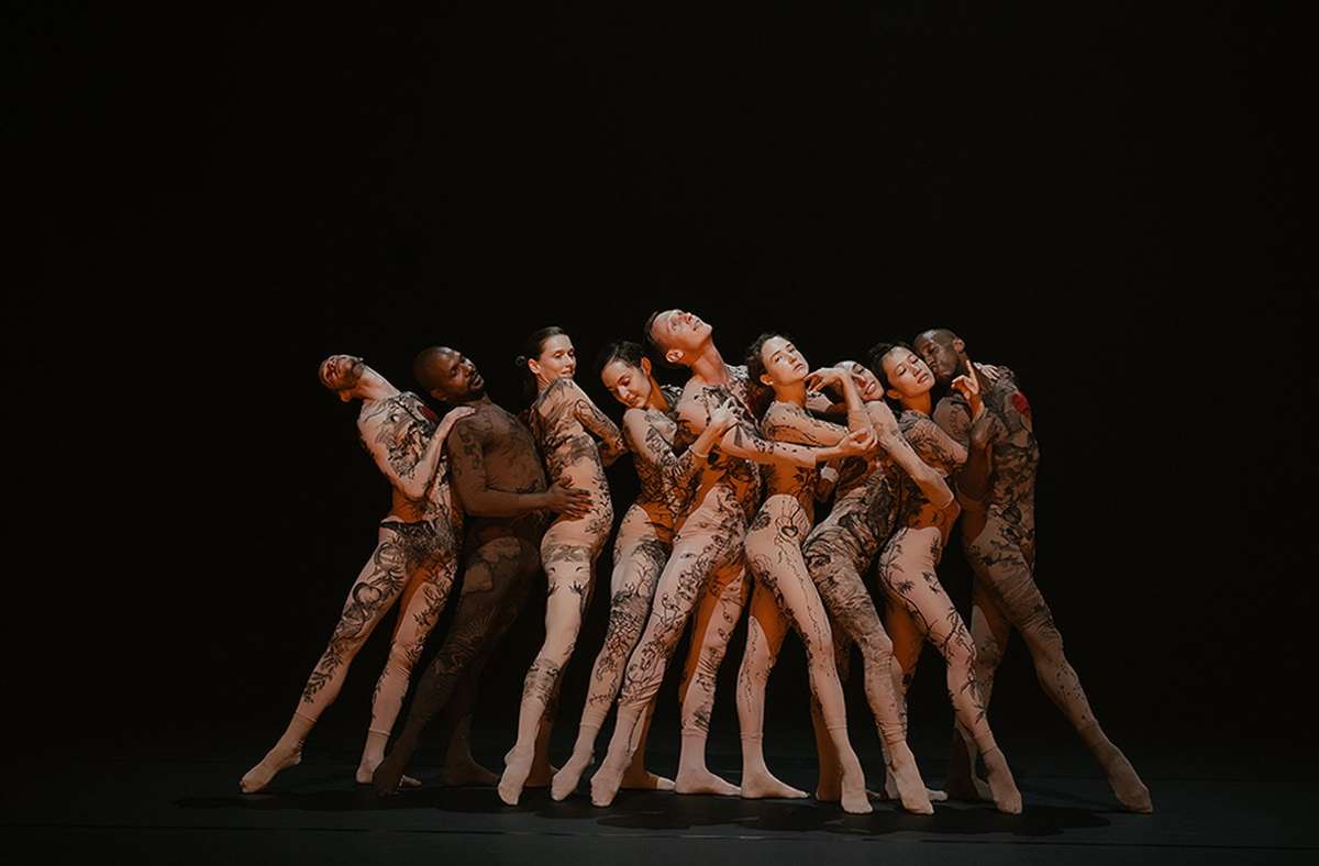 Noch ein Tipp für Ballettfans: Die Bewegungssprache der israelischen Choreografin Sharon Eyals speist sich aus der klassischen Ästhetik, bricht aber über Technobeats und auf der Stelle tänzelndem Bewegungsfluss hart mit Gewohnheiten.