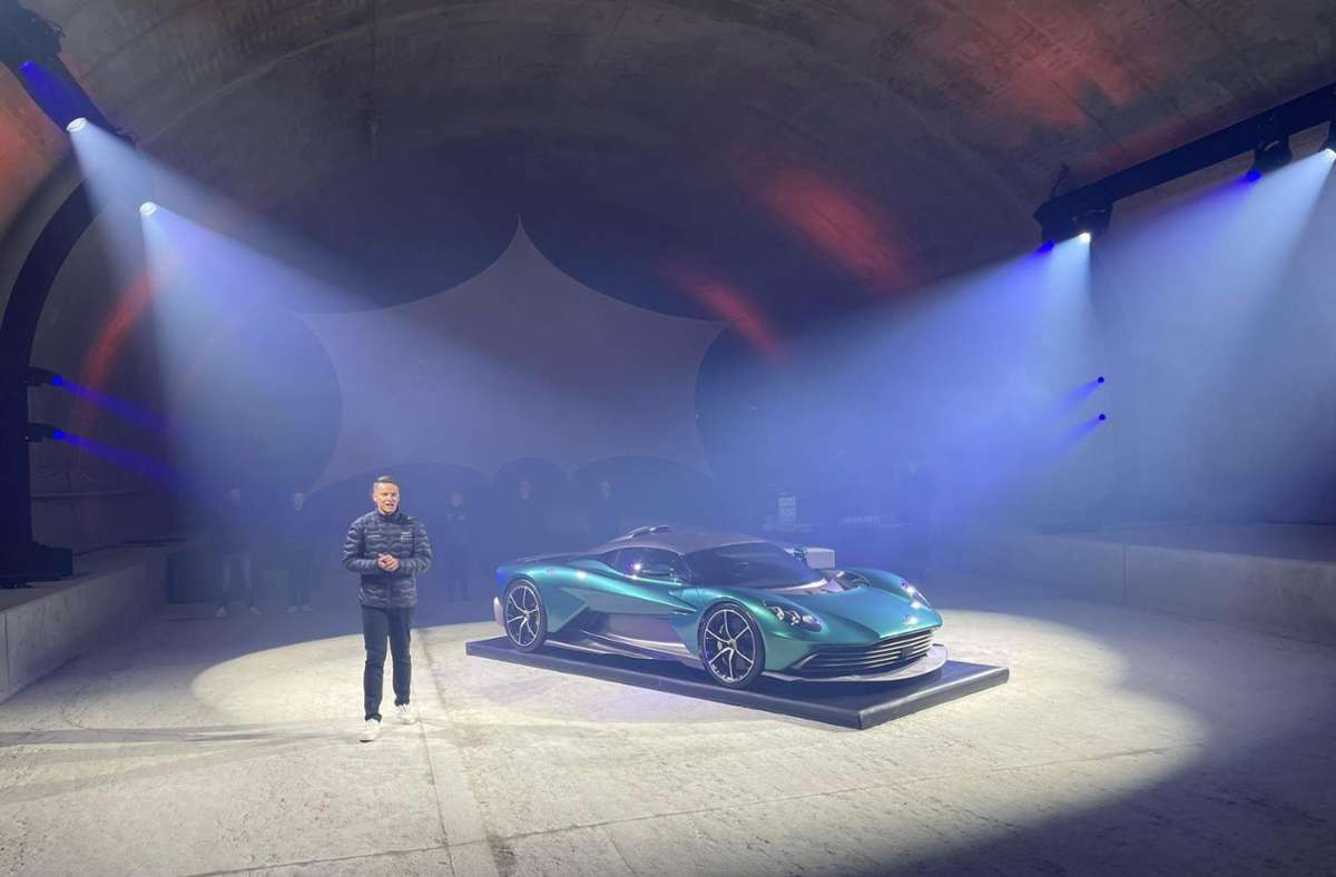 Moderator Maximilian Mayer stellt den Aston Martin Valhalla vor.