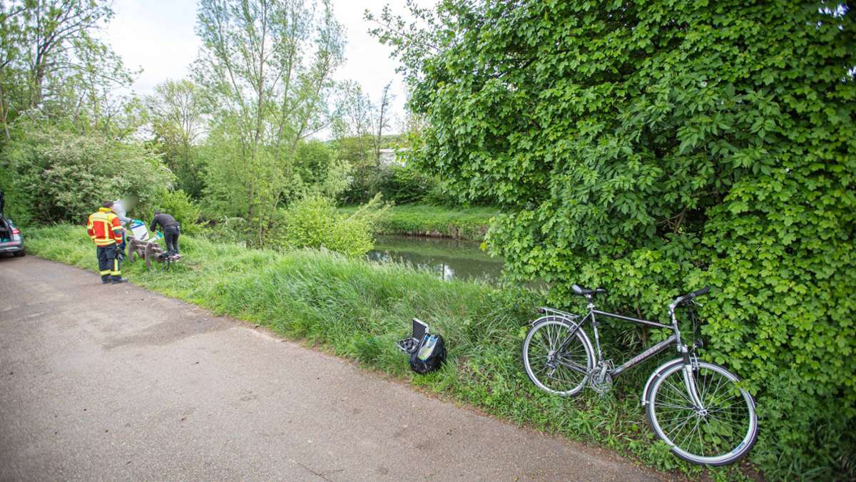  Ein Passant wird an der Rems bei Remshalden erst auf ein herrenloses Fahrrad und dann auf einen leblosen Körper im Fluss aufmerksam. Die Polizei geht von einem Unglück aus. 