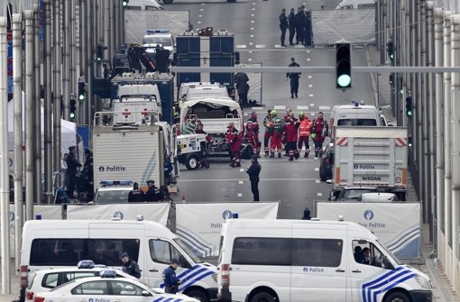 Rettungskräfte im Einsatz an der Brüsseler Metrostation Maelbeek. Foto: AP