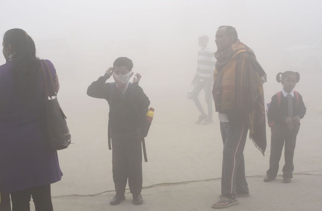 Die Menschen in Indien versuchen sich unter anderem mit Halstüchern vor dem Smog zu schützen