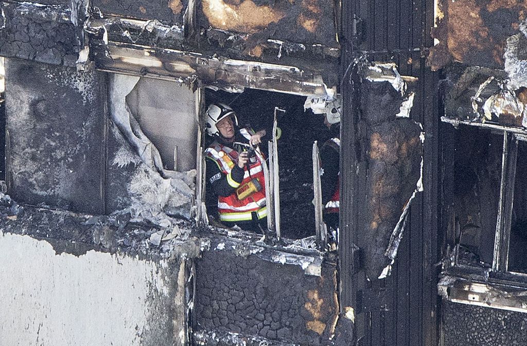Ein Feuerwehrmann inspiziert eine Etage des ausgebrannten Grenfell Towers.