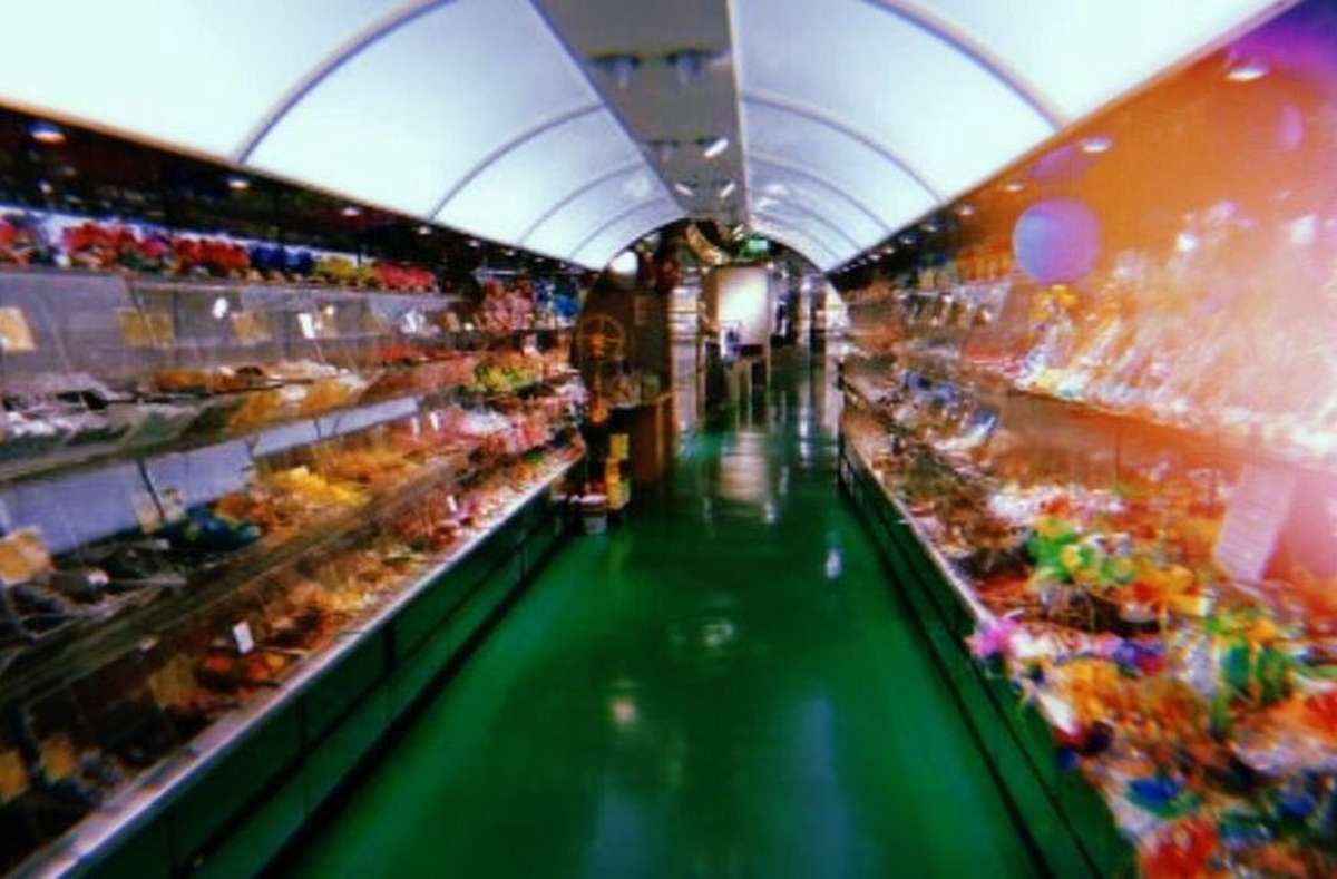 Eine neonhell erleuchtete Schleuse voller Süßigkeiten inmitten des Kaufhaustrubels am Marktplatz: Der Candy Tunnel im Breuninger.