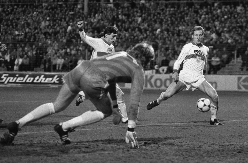 26. März 1986: BVB-Torwart Eike Immel ist ausgespielt, Andreas Müller hat keine Mühe, schon nach sechs Minuten zum 1:0 einzuschießen. Der Grundstein zum 4:1-Sieg im DFB-Pokalhalbfinale ist gelegt, Jürgen Klinsmann (2) und Dirk Schlegel erzielen die weiteren VfB-Tore. „Wir fahren nach Berlin!“, singen die Fans – doch setzt es dort knapp sechs Wochen später ein 2:5 gegen den FC Bayern.