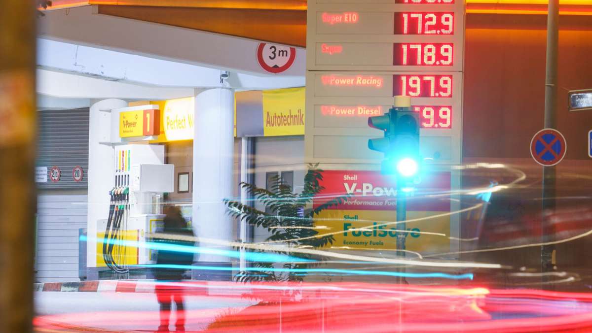  Ein 49-Jähriger betritt eine Tankstelle im Kreis Ludwigsburg. Nach mehrmaliger Aufforderung händigt ihm die Kassiererin Geld aus – und verriegelt die elektronische Schiebetür. 