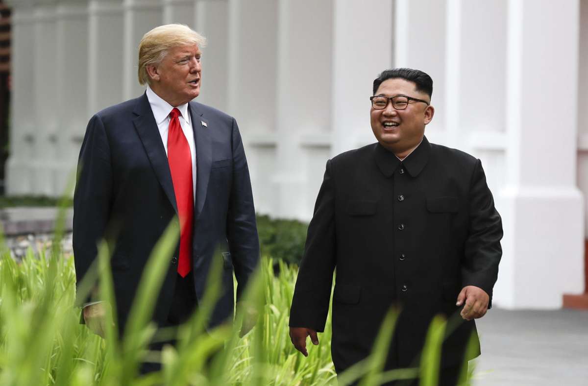 Im Juni 2018 sind Nordkoreas Machthaber Kim Jong Un und US-Präsident Donald Trump zu einem Gipfeltreffen in Singapur. Auf dem historischen Treffen sprechen sie unter anderem über nukleare Abrüstung.